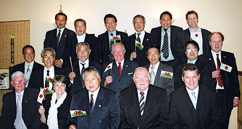 2011年ラグビーワールドカップ招致活動。IRB(国際ラグビーボード)ミラー会長(前列右から2人目)、森元首相(招致委会長、前列左から3人目)。後列左から2人目が眞下氏