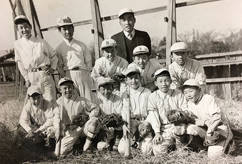 小学校5年の時の野球大会にて（後列左から2人目）