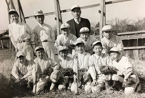 小学校5年の時の野球大会にて(後列左から2人目)