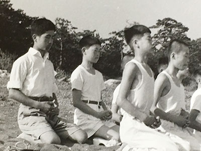 中学時代、波左間海岸（館山）の夏の臨海学校にて（後列左端）