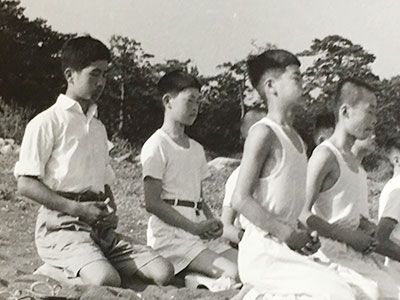 中学時代、波左間海岸(館山)の夏の臨海学校にて(後列左端)