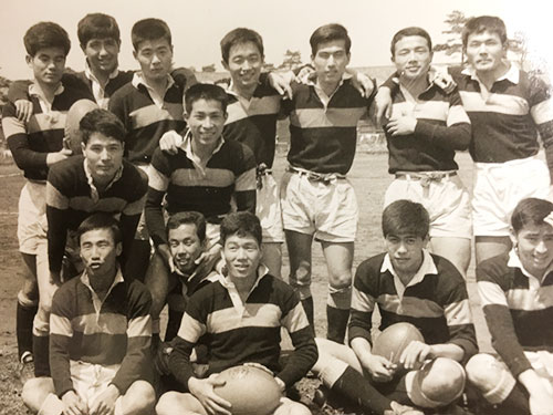 慶大B.Y.Bクラブ時代、試合前（後列左から2人目）