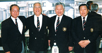 日本ラグビーフットボール協会会長を務めた町井徹郎氏（右から2人目）