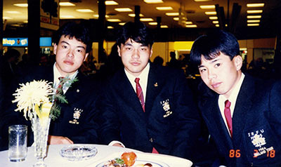 茨田高校時代、高校日本代表の海外遠征にて（中央）