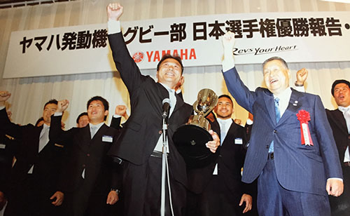 ヤマハ発動機ジュビロの日本選手権優勝祝賀会にて（2015年2月）(前列左、右は森喜朗氏）