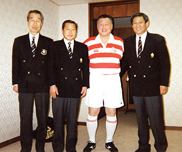 日本代表のユニフォームを着て（右から2人目）