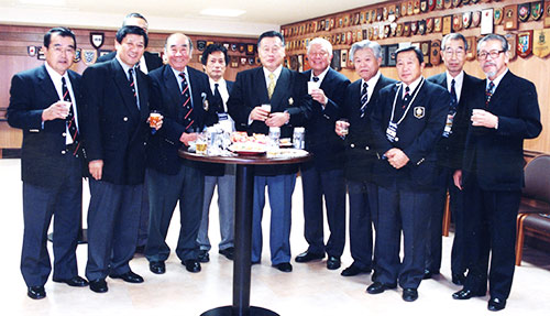 日本ラグビーフットボール協会役員等と（中央）