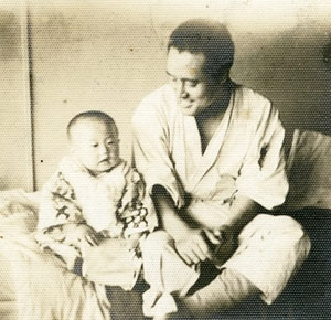 自宅療養中の父・茂喜（右）と、1歳の喜朗
