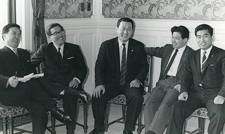国会内で早大・雄弁会時代の先輩議員と(中央)