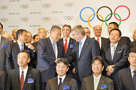 IOCバッハ会長と握手（中央右がバッハ会長、左が森喜朗氏）