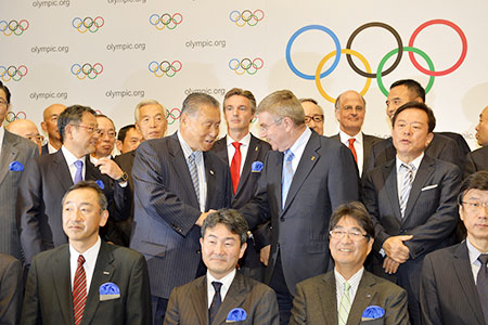 IOCバッハ会長と握手(中央右がバッハ会長、左が森喜朗氏)