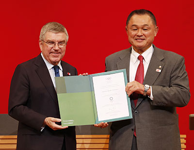 2020年東京大会一年前イベントに来日したＩＯＣバッハ会長（左）とＪＯＣ山下会長