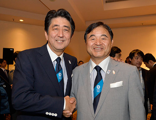 ブエノスアイレスで開催されたＩＯＣ総会で2020東京大会決定後、安部首相（左）と握手を交わす（2013年9月）  