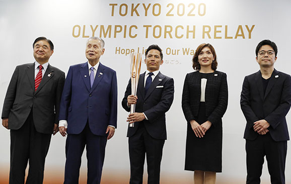 2020東京オリンピック聖火リレー発表記者会見にて（左端）（2019年8月）