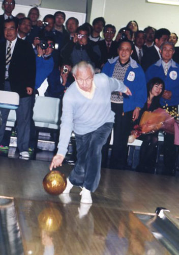 長野オリンピック時に開かれたボウリング大会でのサマランチIOC会長（当時/1998年2月）左端が赤木氏