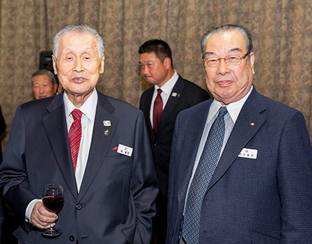 森喜朗東京オリンピック・パラリンピック競技大会組織委員会会長（左）と（2019年）