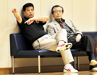 小浜元孝氏（右）中川文一氏（味の素NTCにて、2010年）