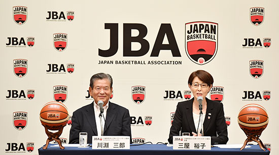 日本バスケットボール協会三屋裕子新会長（右）就任記者会見（2016年）