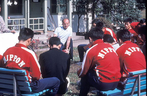 クラマーコーチとサッカー日本代表(東京オリンピック選手村、1964年)