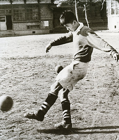 高校時代はサッカーに熱中。写真は一橋大学在学中のもの（1956年）