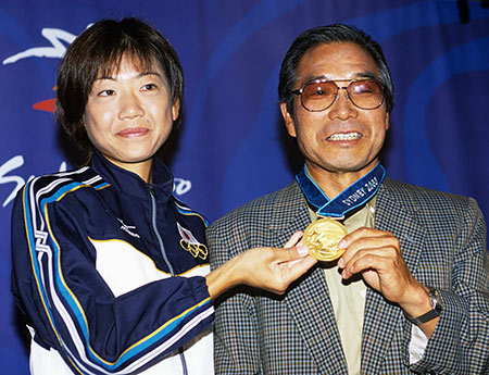 シドニーオリンピック女子マラソンで金メダルを獲得した高橋尚子選手（左）と小出義雄監督（2000年）