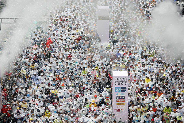 第1回東京マラソン。都庁前をスタートするランナー（2007年）