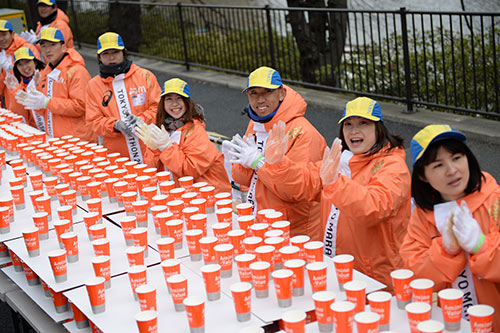 東京マラソン。大会を支えるボランティア（2014年）