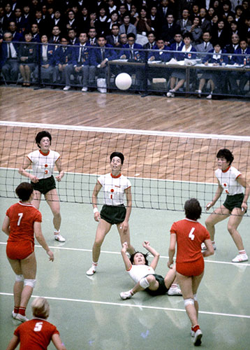 東京オリンピック女子バレーボールで宿敵ソ連（当時）を破り金メダルを獲得した“東洋の魔女”（1964年）