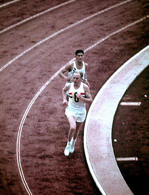 東京オリンピックマラソンで銅メダルを獲得した円谷幸吉（後ろ)(1964年）