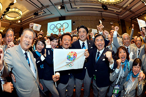 2020年東京大会開催決定を受けて喜ぶ招致関係者。左から2番目が森喜朗氏、中央左が猪瀬直樹都知事（当時）（2013年） 