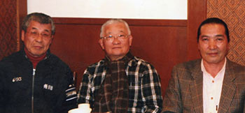 花原勉氏（中央）と。左は先輩の勝村靖夫氏