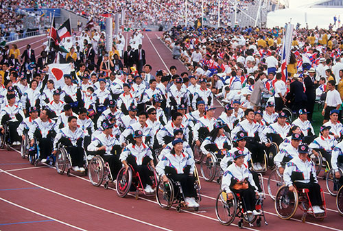 バルセロナパラリンピック開会式で入場する日本選手団（1992年）