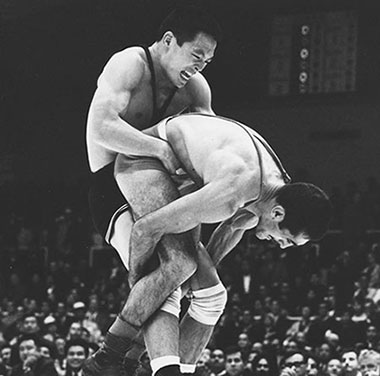 レスリングで東京、メキシコオリンピック連覇を果たした上武洋次郎（左）（写真は1964年）