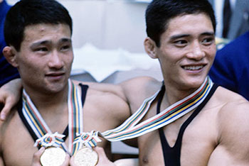 東京オリンピックレスリングで共に金メダルに輝いた花原勉（左）と市口政光（1964年）