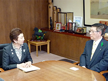 写真右から佐竹敬久氏（秋田県知事）、小野清子（笹川スポーツ財団 理事長）