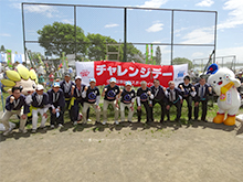 関係者のみなさんと記念撮影