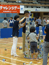 写真左から空き缶積み上げに挑戦する久保田后子氏（宇部市長）と真木将樹氏（プロスポーツ昭和50年会／チャレンジデー大使）