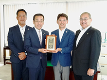 写真左から、安藤宏氏（岐阜県羽島市教育委員会スポーツ推進室推進係長）、松井聡氏（岐阜県羽島市長）、渡邉一利（笹川スポーツ財団専務理事）、渡邉丈展氏（岐阜県レクリエーション協会）