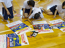 小・中学生たちがポスター1枚、1枚にメッセージを手書きしました