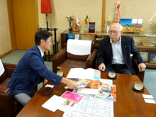 写真右から 江戸 滿氏（扶桑町長）、渡邉一利（笹川スポーツ財団専務理事）