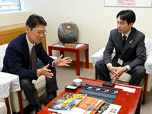 写真右から、髙橋大氏（横手市長）、渡邉一利（笹川スポーツ財団専務理事）