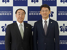 写真左から、長谷部誠氏（由利本荘市長）、渡邉一利（笹川スポーツ財団専務理事）