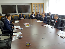 写真右手前から、石川裕氏（由利本荘市副市長）、佐々田亨三氏（由利本荘市教育長）、左は渡邉一利（笹川スポーツ財団専務理事）