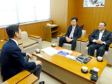 写真右から、北林 ?氏（大潟村教育長）、工藤 敏行氏（大潟村副村長）、渡邉一利（笹川スポーツ財団専務理事）