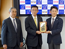 写真左から、鶴田有司氏（秋田県体育協会副会長）、佐竹敬久氏（秋田県知事）、渡邉一利（笹川スポーツ財団専務理事）