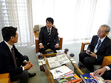 写真右手前から 安保 透氏（大館市教育次長）、福原 淳嗣氏（大館市長）、渡邉 一利（笹川スポーツ財団専務理事）