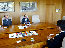 写真左から 小松 正孝氏（五城目町教育長）、渡邉 彦兵衛氏（五城目町長）、渡邉 一利（笹川スポーツ財団専務理事） 木材に囲まれた和やかな空間の応接室、テーブルは1枚ものの無垢材を使用しているとのこと。