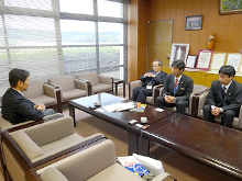 写真右手前から木村 幸二氏（豊後高田市教育委員会学校教育課体育・スポーツ振興係長）、小川 匡氏（豊後高田市教育委員会学校教育課長）、河野 潔氏（豊後高田市教育長）、左は渡邉 一利（笹川スポーツ財団専務理事）