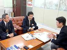 写真左から進 友雄氏（みやこ町生涯学習課長）、屏 悦郎氏（みやこ町教育長）、渡邉 一利（笹川スポーツ財団専務理事）