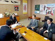 写真右手前から久保 正昭氏（下関市観光交流部長）、山田 祐作氏（下関市競艇企業局長）、中尾 友昭氏（下関市長）、渡邉 一利（笹川スポーツ財団専務理事）